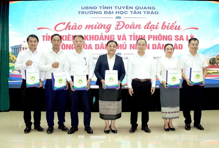 Lãnh đạo Trường Đại học Tân Trào tặng quà lưu niệm cho các thành viên trong Đoàn công tác.