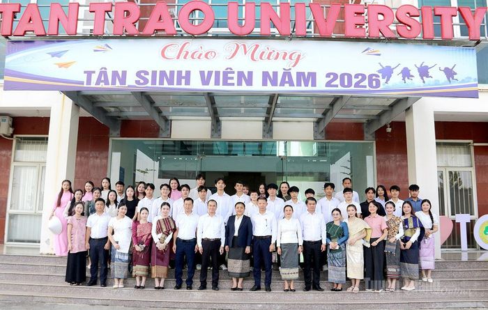 Đồng chí Chăn Thạ Sỏn Phun Súc, Ủy viên Ban Thường vụ Tỉnh ủy, Phó Chủ tịch Ủy ban Chính quyền tỉnh Xiêng Khoảng cùng đoàn công tác với các em sinh viên Lào tại Đại học Tân Trào.
