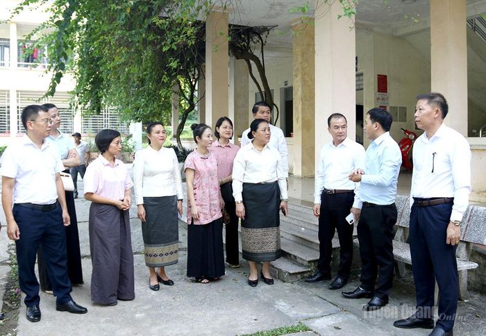 Đồng chí Chăn Thạ Sỏn Phun Súc, Ủy viên Ban Thường vụ Tỉnh ủy, Phó Chủ tịch Ủy ban Chính quyền tỉnh Xiêng Khoảng nước Cộng hòa dân chủ nhân dân Lào cùng các đại biểu tham quan cơ sở vật chất Trường Đại học Tân Trào.