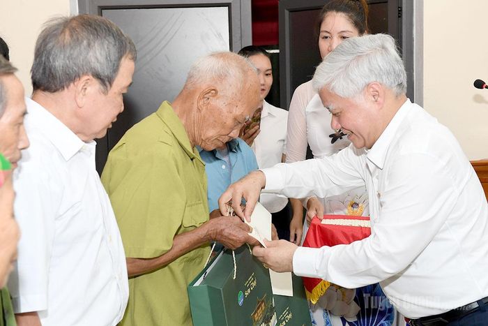 Đồng chí Phó Chủ tịch Thường trực Quốc hội Đỗ Văn Chiến tặng quà người có công, người cao tuổi trên địa bàn xã Trung Sơn.
