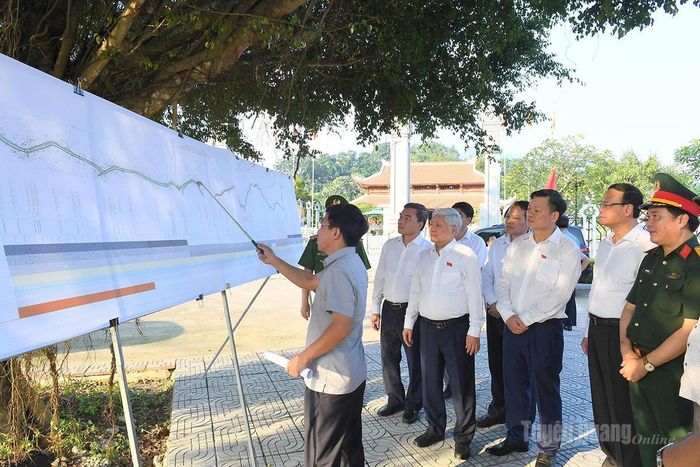 Đồng chí Phó Chủ tịch Thường trực Quốc hội Đỗ Văn Chiến xem quy hoạch tuyến đường từ xã Tân Trào đến xã Trung Yên (nay là xã Tân Trào).