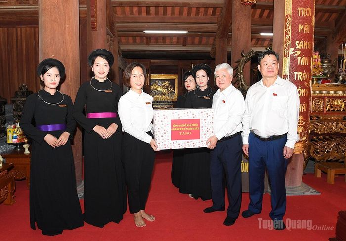 Đồng chí Phó Chủ tịch Thường trực Quốc hội Đỗ Văn Chiến và đoàn công tác tặng quà Ban Quản lý Khu di tích quốc gia đặc biệt Tân Trào.