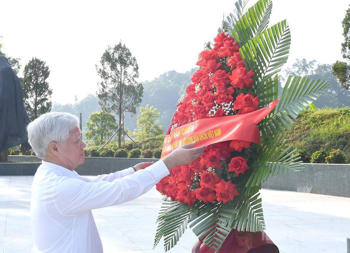Đồng chí Phó Chủ tịch Thường trực Quốc hội Đỗ Văn Chiến chỉnh lẵng hoa tại Tượng đài Bác Hồ ở Tân Trào.