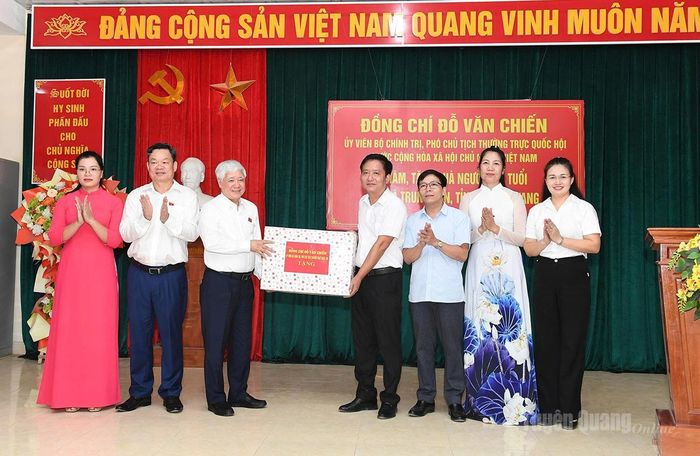 Đồng chí Phó Chủ tịch Thường trực Quốc hội Đỗ Văn Chiến tặng quà xã Trung Sơn