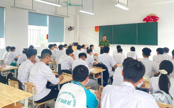 Hoạt động tuyên truyền phổ biến pháp luật tại Trường THPT Lý Nam Đế