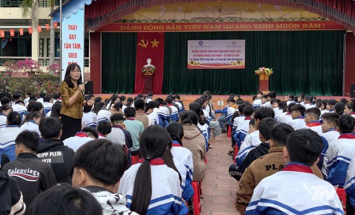 Luật sư tỉnh Thái Nguyên tham gia tuyên truyền pháp luật tại Trường THCS Trung Hội.