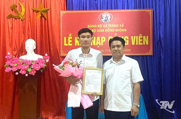 Chi bộ xóm Đồng Ruộng, xã Tràng Xá tổ chức kết nạp đảng viên Lê Đức Minh.