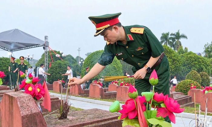Trung tướng Tào Đức Thắng, Ủy viên Trung ương Đảng, Ủy viên Quân ủy Trung ương, Chủ tịch kiêm Tổng Giám đốc Tập đoàn Công nghiệp - Viễn thông Quân đội Viettel dâng hương tại Nghĩa trang liệt sĩ Dốc Lim.