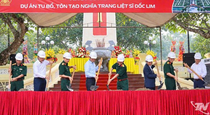 Các đại biểu thực hiện nghi thức động thổ tại Lễ Khởi công tu bổ, tôn tạo Nghĩa trang liệt sĩ Dốc Lim.