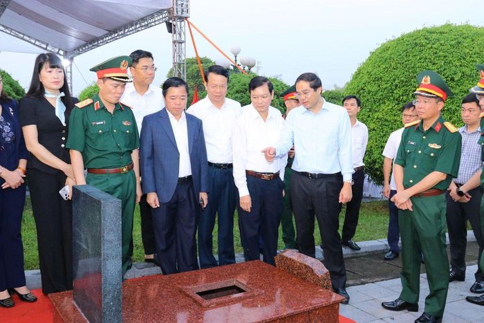 Các đại biểu trao đổi thống nhất một số nội dung tại Lễ khởi công tu bổ, tôn tạo Nghĩa trang liệt sĩ Dốc Lim.