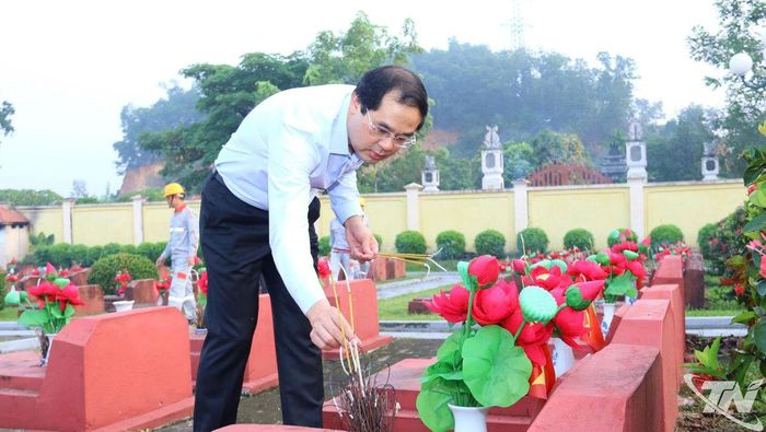 Đồng chí Trịnh Xuân Trường, Ủy viên Trung ương Đảng, Bí thư Tỉnh ủy dâng hương tại Nghĩa trang liệt sĩ Dốc Lim.