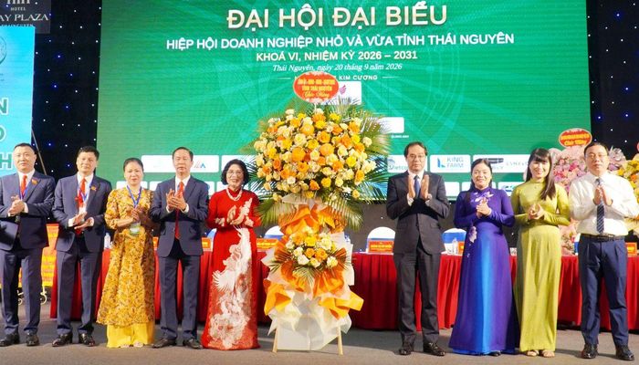Đồng chí Bí thư Tỉnh ủy tặng hoa chúc mừng Đại hội.