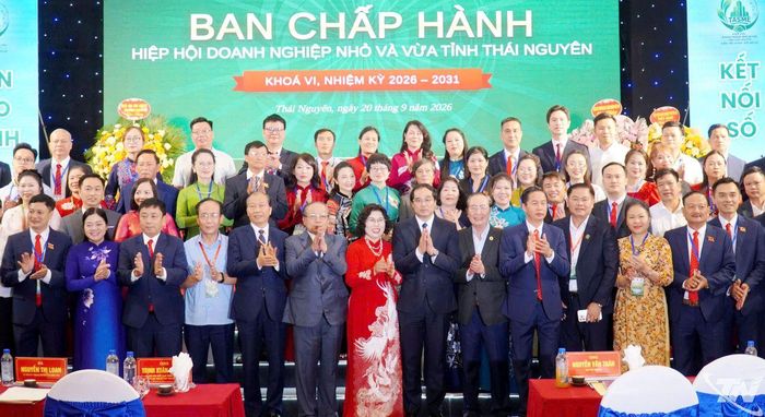 Đồng chí Bí thư Tỉnh ủy chụp ảnh lưu niệm cùng các đại biểu.