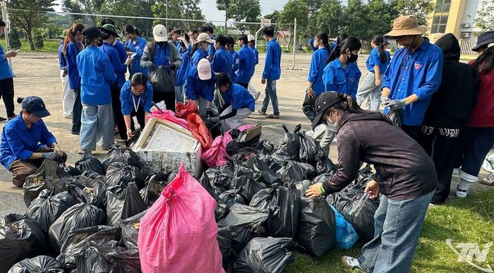Khoảng 200kg rác thải các loại đã được thu gom sau buổi ra quân.