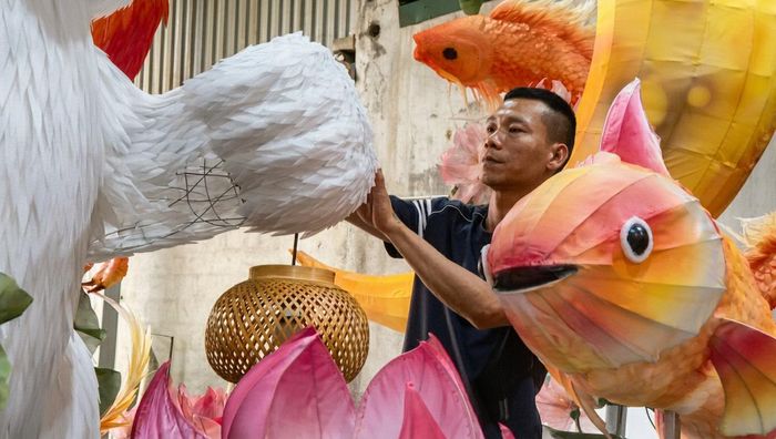 Anh Trương Công Lương, Tổ trưởng tổ 11, phường Bắc Kạn tỉ mỉ hoàn thiện những chi tiết cuối cùng cho mô hình "Thỏ Ngọc dưới trăng".