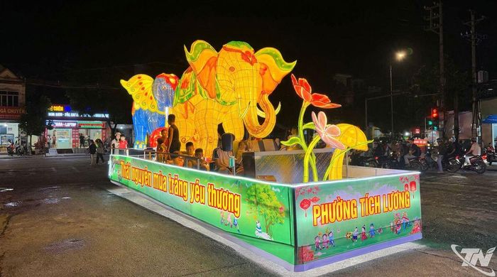 Mô hình đèn Trung thu "Song tượng cát tường" của phường Tích Lương.