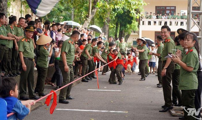 Các em học sinh tham gia thi kéo co.