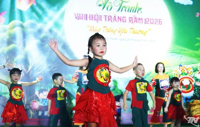 Các em thiếu nhi biểu diễn văn nghệ tại Đêm hội.