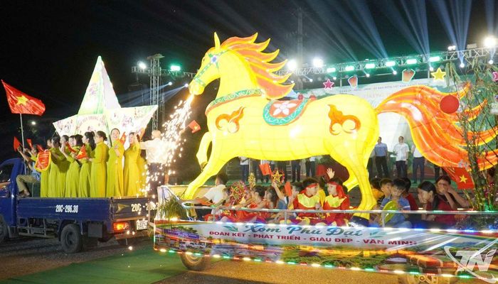 Trình diễn mô hình đèn Trung thu của các xóm