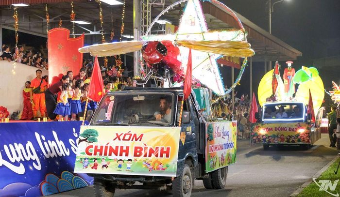 Hoạt động rước mô hình đèn thu hút đông đảo thiếu nhi và người dân tham gia.
