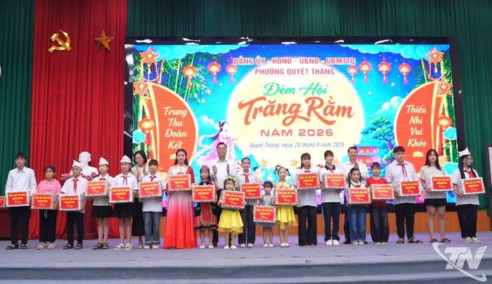 Lãnh đạo phường Quyết Thắng tặng quà cho các cháu thiếu nhi.