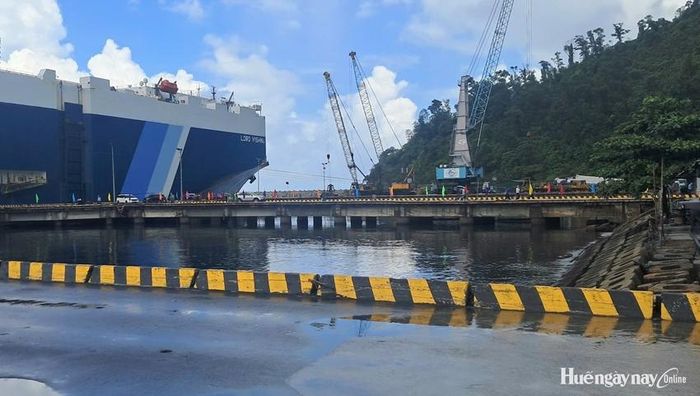 Vận chuyển hàng hóa qua cảng biển, tạo nên vùng kinh tế sôi động.