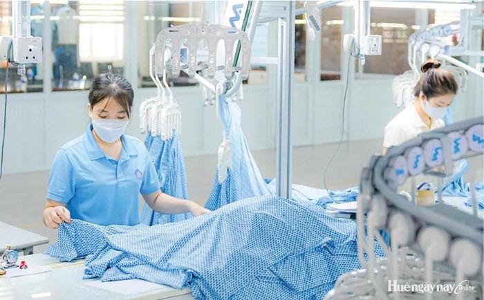  Công nhân Công ty cổ phần Dệt may Huế kiểm tra sản phẩm. Ảnh: Minh Nghĩa