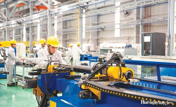  Công nhân Công ty cổ phần Kim Long Motor Huế vận hành các thiết bị trong quá trình lắp ráp ô tô. Ảnh: Kim Long Motor