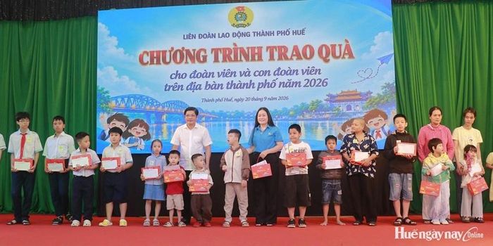  Trao tặng quà Tết Trung thu cho con đoàn viên người lao động có hoàn cảnh khó khăn 