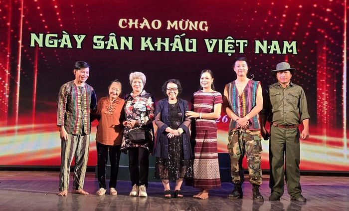  Hội ngộ các thế hệ nghệ sĩ từng biểu diễn trích đoạn Ca kịch Huế “Viên đạn súng kip”.