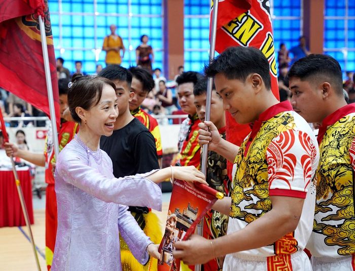 Lãnh đạo Sở Văn hóa, Thể thao & Du lịch tặng cờ động viên các đoàn tham dự.