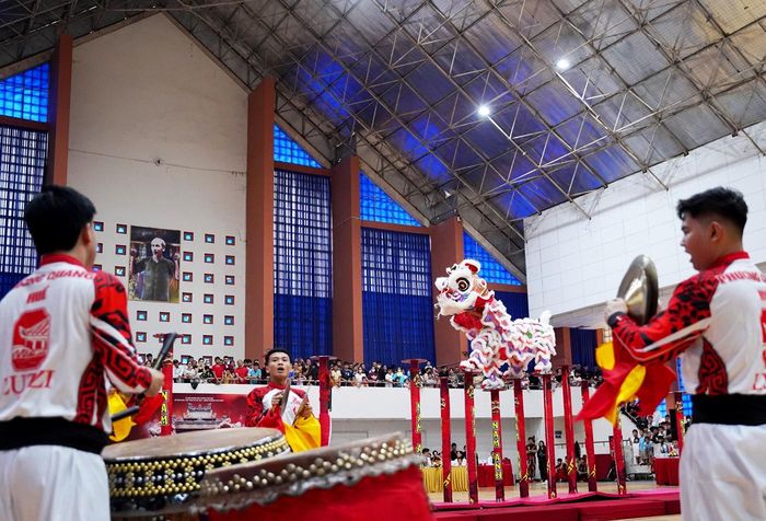 Đoàn lân Phương Quang (TP. Huế) mở màn phần thi Mai hoa thung.