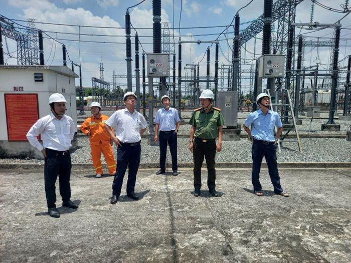Lãnh đạo Truyền tải điện Vĩnh Long chủ động phối hợp với Công an tỉnh Vĩnh Long kiểm tra khu vực trọng yếu