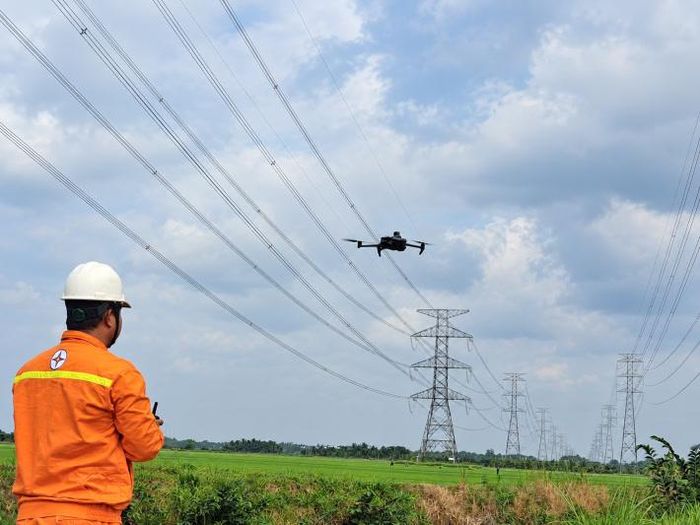 Công nhân quản lý vận hành đường dây ứng dụng bay UAV kiểm tra đường dây truyền tải