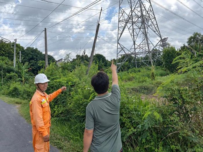 Công nhân đường dây tổ chức tuyên truyền, hướng dẫn người dân