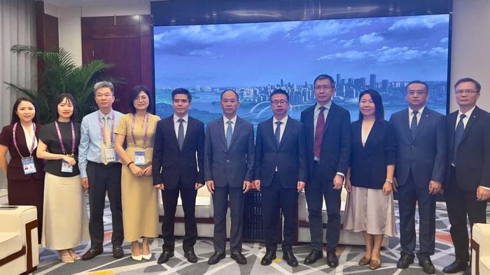 Ông Nguyễn Thế Thi, Phó Giám đốc Sở Công Thương Bắc Ninh (đứng thứ 6 từ trái sang), cùng các đại biểu tỉnh Bắc Ninh và đại biểu đến từ một số địa phương, quốc gia tại Hội nghị Hành lang kinh tế Nam Ninh – Hà Nội năm 2026 và Giao lưu các thành phố hữu nghị Nam Ninh, ngày 18/9 tại Nam Ninh, Trung Quốc. Ảnh: BTC