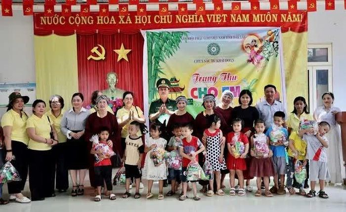 Trao quà trung thu