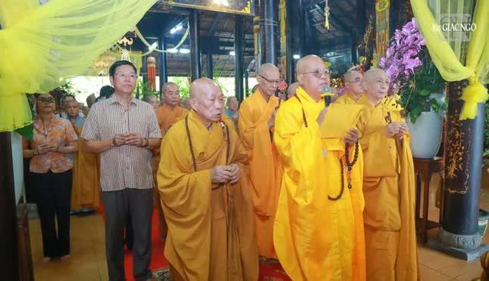 Dâng hương tưởng niệm Trưởng lão Hòa thượng Thích Minh Nhuận