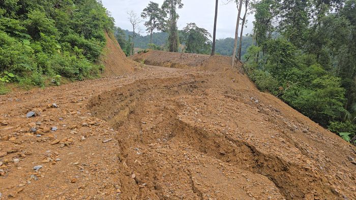 Ngày 19/9, lãnh đạo UBND xã Trường Sơn (tỉnh Quảng Trị) cho biết, địa phương đang phối hợp với Ban QLDA Đầu tư xây dựng xã Quảng Ninh và các đơn vị liên quan để tiến hành kiểm tra, đánh giá các vị trí bị sạt lở, hư hỏng do đợt mưa lớn vừa qua trên tuyến đường nối xã Trường Sơn với xã Trường Ninh.