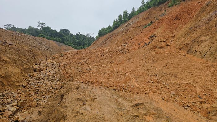 Từ đây di chuyển hơn 1km có hai vị trí đất đá từ ta luy dương sụt xuống gần nhau, trong đó một vị trí đất đá tràn ra nửa đường. Vị trí còn lại đất đá án ngữ toàn bộ mặt đường, nền đường và rãnh thoát nước dọc bị xói lở nặng.