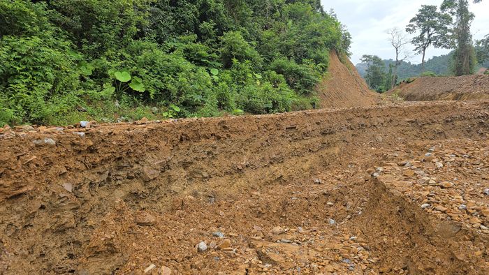 Có đoạn nền đường tiếp tục bị sạt ra phía ta luy âm và sụt xuống, ăn sâu vào khoảng 1/2 mặt đường.