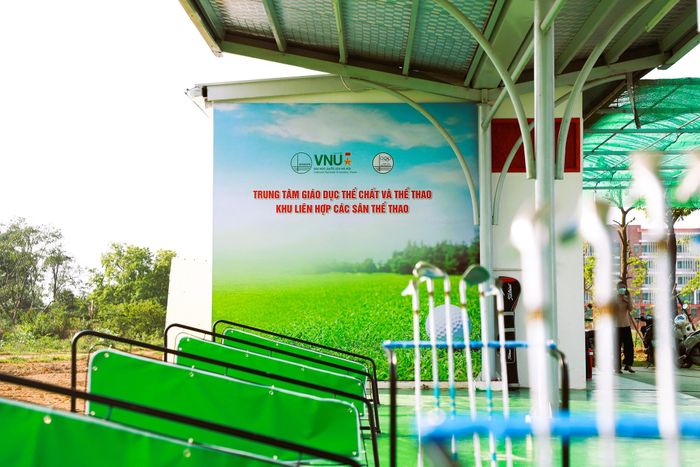 Không gian sinh hoạt và học tập trong khuôn viên Đại học Quốc gia Hà Nội tại Hòa Lạc được bổ trợ bởi hệ thống tiện ích thể thao tương đối đa dạng với sân bóng đá, bóng chuyền, bóng rổ, cầu lông, nhà đa năng và sân tập golf.