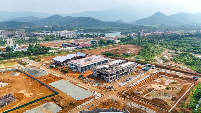 Những bước chuyển mình tại Hòa Lạc đang từng bước hiện thực hóa định hướng phát triển Đại học Quốc gia Hà Nội. Đề án được Thủ tướng Chính phủ phê duyệt ngày 8/8, đặt mục tiêu đến năm 2030 đưa Đại học Quốc gia Hà Nội (VNU) trở thành đại học tinh hoa, định hướng nghiên cứu và đổi mới sáng tạo. Một trong những nhiệm vụ trọng tâm là hoàn thiện hệ thống hạ tầng kỹ thuật, từng bước đưa khoảng 60.000 sinh viên lên học tập tại Khu đô thị Đại học Quốc gia Hà Nội ở Hòa Lạc.