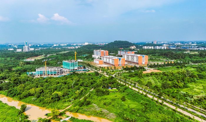 Quy hoạch Khu đô thị Đại học Quốc gia Hà Nội tại Hòa Lạc được Thủ tướng Chính phủ phê duyệt từ tháng 10/2013, với hơn 20 dự án thành phần, quy mô khoảng 65.000 sinh viên. Dự án có diện tích đất khoảng 1.113,7ha, được xem là khu đô thị đại học có quy mô lớn nhất cả nước, với tổng mức đầu tư dự kiến hơn 25.000 tỷ đồng.