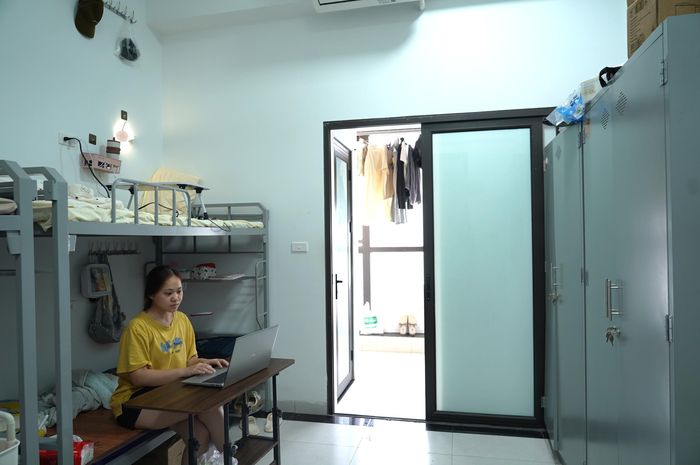 ''Hiện em ở cùng 3 bạn với chi phí 800.000 đồng/người/tháng và rất hài lòng với điều kiện sinh hoạt, không gian phòng ở và các tiện ích tại đây. Với giá tiền này nếu ra ngoài thuê sẽ không có đầy đủ điều hòa hay khu vệ sinh khép kín như trong ký túc trường”, Lê Trâm Anh (Thanh Hóa) - sinh viên năm nhất Khoa học liên ngành và Nghệ thuật chia sẻ.