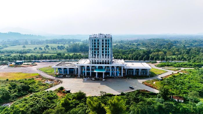 Tòa nhà Trung tâm điều hành Đại học Quốc gia Hà Nội đang dần hoàn thiện. Quy mô 12 tầng, tổng diện tích sàn gần 13.200m2, gồm 4 khối nhà liên thông với các không gian hội trường, phòng họp, khu làm việc và các hạng mục phục vụ công tác quản lý, điều hành; dự kiến hoàn thành trong năm nay. Công trình nằm trong Khu trung tâm 1 (QG-HN03) rộng 62,8ha, nơi được quy hoạch trở thành trung tâm điều hành và dịch vụ công cộng của toàn khu đô thị đại học.
