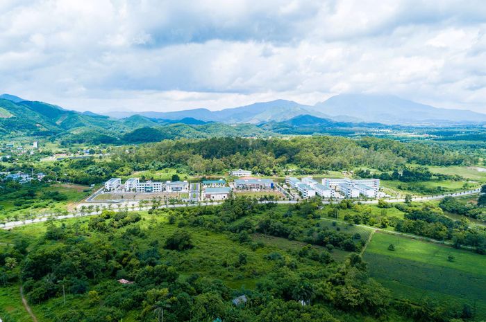 Sau 13 năm triển khai, diện mạo khu đô thị đã có những thay đổi rõ rệt. Từ một khu vực còn thưa thớt công trình, Hòa Lạc đang từng bước hình thành mô hình đô thị đại học hiện đại, xanh và thông minh, tích hợp các không gian dành cho đào tạo, nghiên cứu, sinh hoạt, rèn luyện thể chất và trải nghiệm của sinh viên.