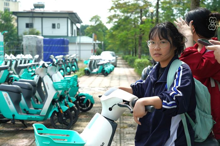 Tạ Phương Linh - Sinh viên năm 2, khoa Tin học và Kĩ thuật máy tính, Trường Quốc tế - ĐHQGHN chia sẻ: ''Em di chuyển từ nội thành đến trường bằng xe buýt, sau đó sử dụng xe đạp điện để di chuyển trong khuôn viên trường với giá 5.000 đồng một lần 10 phút. Em thấy rất thuận tiện''.
