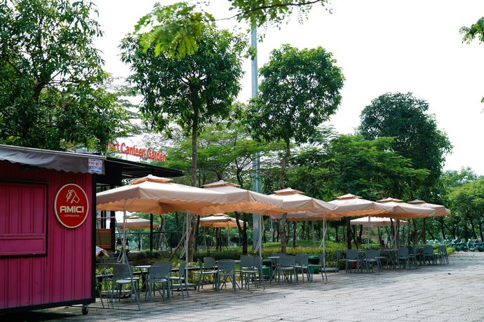 Không gian cafe ngoài trời tại khuôn viên giảng đường.