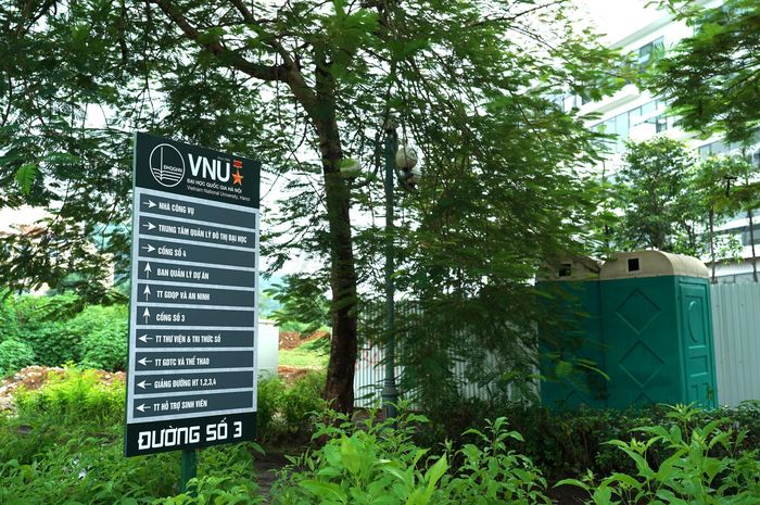Cùng với hệ thống công trình, hạ tầng giao thông trong khu đô thị đại học cũng đang dần hoàn thiện. Nhiều tuyến đường nội khu rộng rãi, khang trang đã được đưa vào sử dụng, kết nối các khu giảng đường, trung tâm nghiên cứu, ký túc xá và các công trình dịch vụ trên toàn khuôn viên rộng hơn 1.100ha.